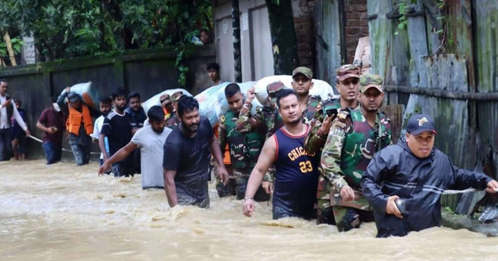 খাগড়াছড়িতে বানভাসী অসহায় মানুষের পাশে সেনাবাহিনী